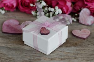 Geschenkbox mit Herzen